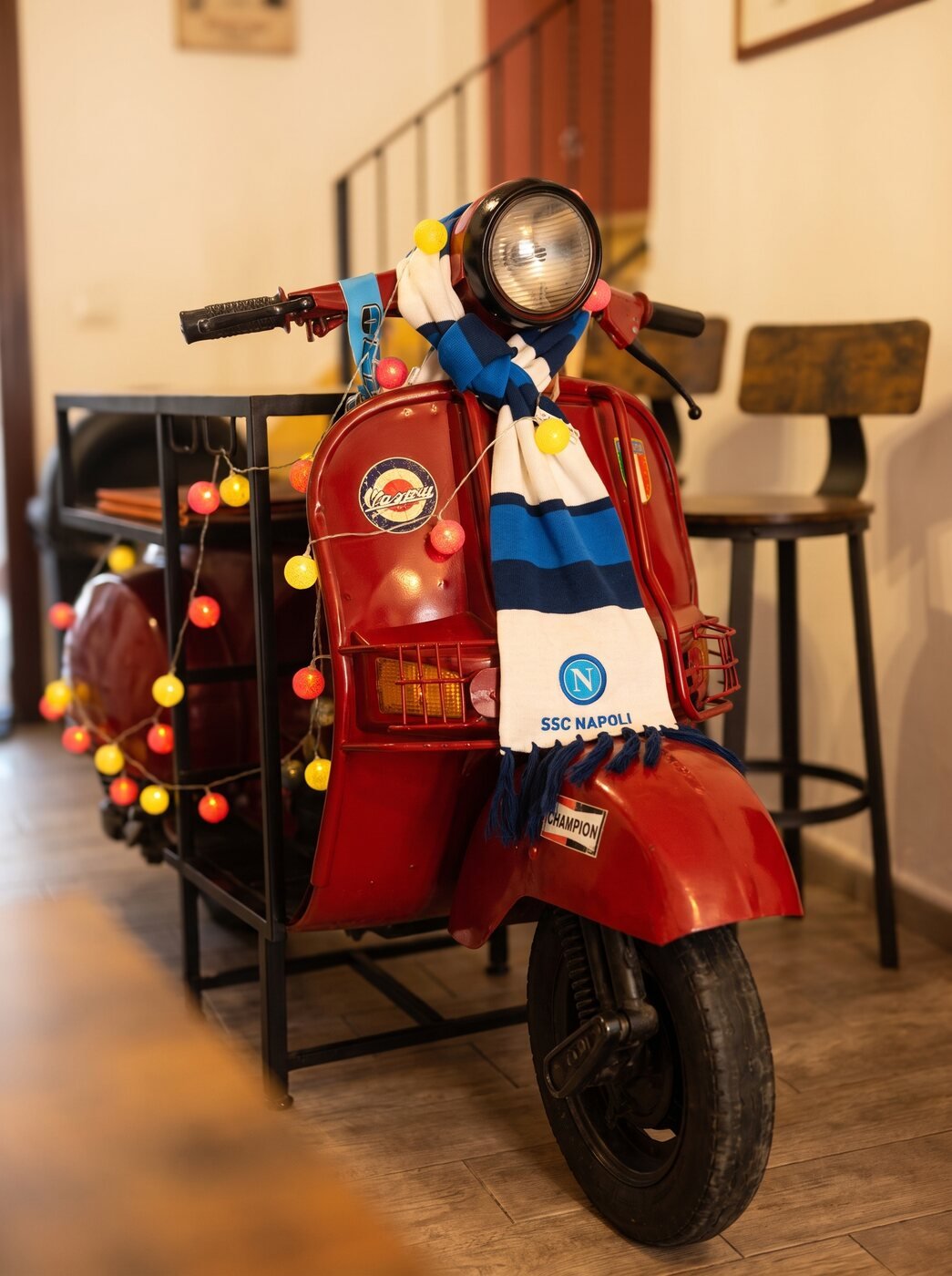 Vespa roja decorativa del restaurante